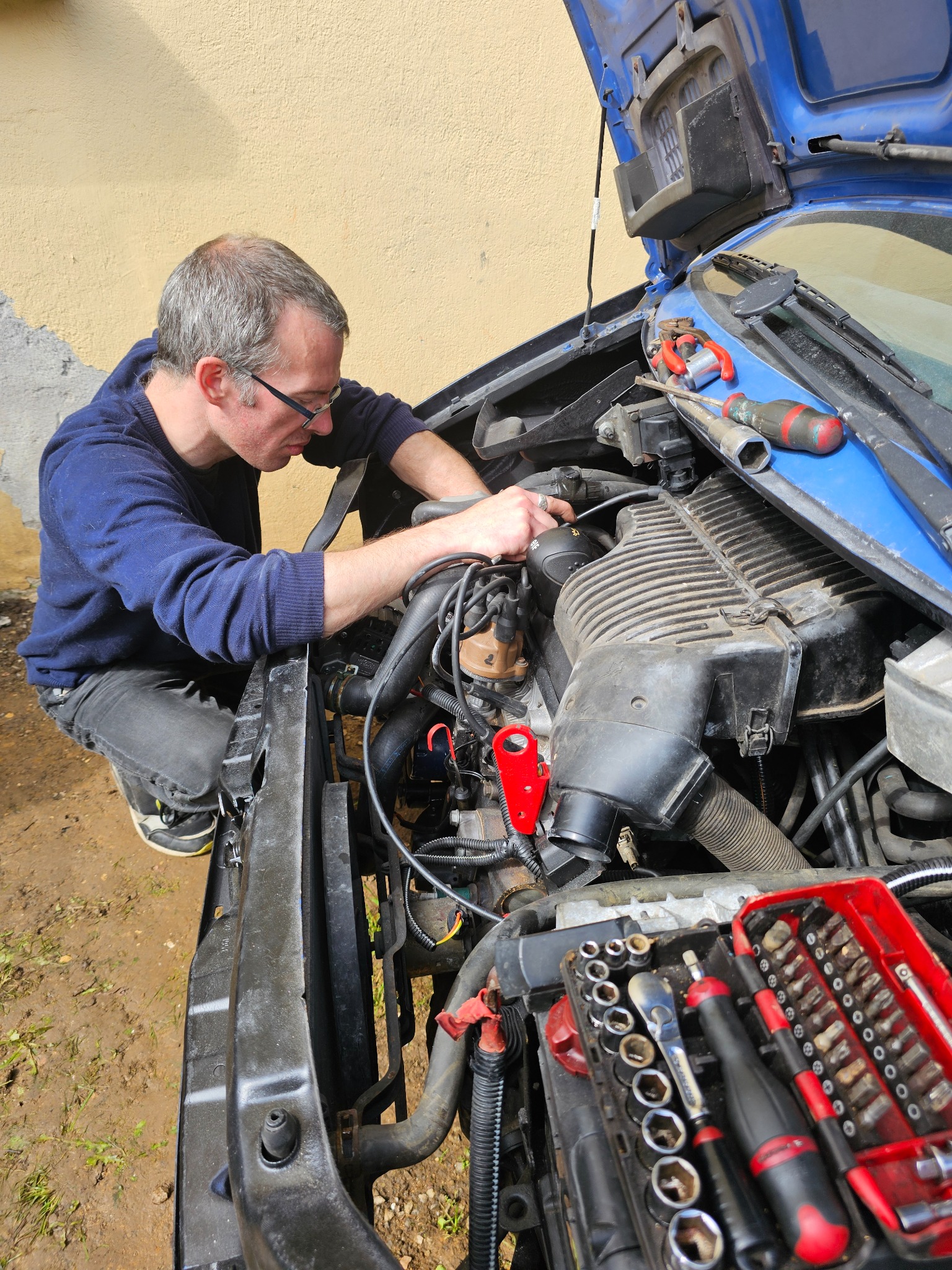 Intervention mécanique dans le compartiment moteur
